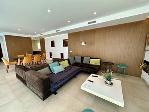 Televisión y chimenea 