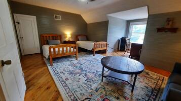 3 bedrooms, desk, iron/ironing board, free WiFi