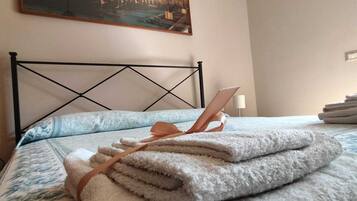 2 Schlafzimmer, Zimmersafe, Schreibtisch, Bügeleisen/Bügelbrett