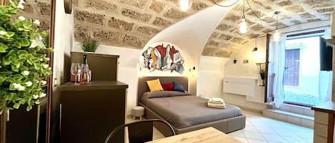 1 Schlafzimmer, Zimmersafe, Schreibtisch, Bügeleisen/Bügelbrett