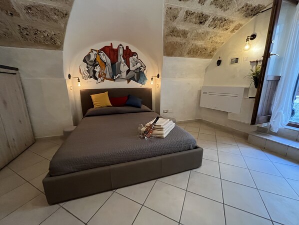 1 Schlafzimmer, Zimmersafe, Schreibtisch, Bügeleisen/Bügelbrett