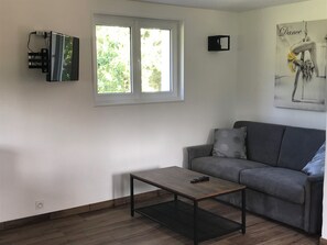 Téléviseur, chaîne audio, bureau