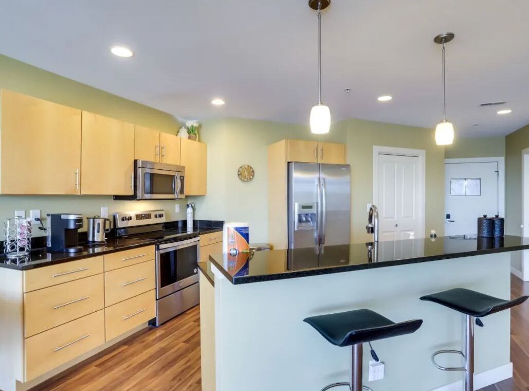 Jääkaappi, mikroaaltouuni, uuni, liesi