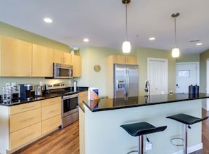 Een koelkast, een microgolfoven, een oven, een kookplaat