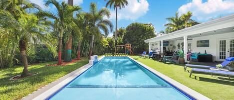 حمّام سباحة خارجي، حمّام سباحة مُدفَّأ