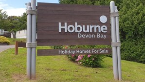 A sign for Hoburne Devon Bay with a message about holiday homes for sale. - 2br-pool-garden-parking-wifi-sleeps6 (Paignton)