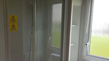 Cottage | Bathroom | Shower, hair dryer