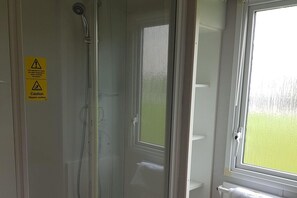 Cottage | Bathroom | Shower, hair dryer - 2br-pool-garden-parking-wifi-sleeps6 (Paignton)