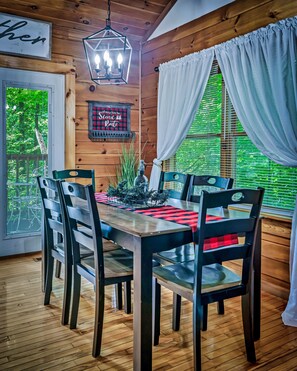 Dining - Secluded Charming Smokies Cabin Minutes from Attractions (Gatlinburg)