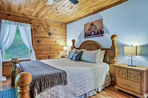 Room - Secluded Charming Smokies Cabin Minutes from Attractions (Gatlinburg)