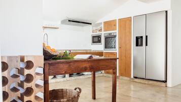 Geladeira, micro-ondas, fogĂŁo, cooktop
