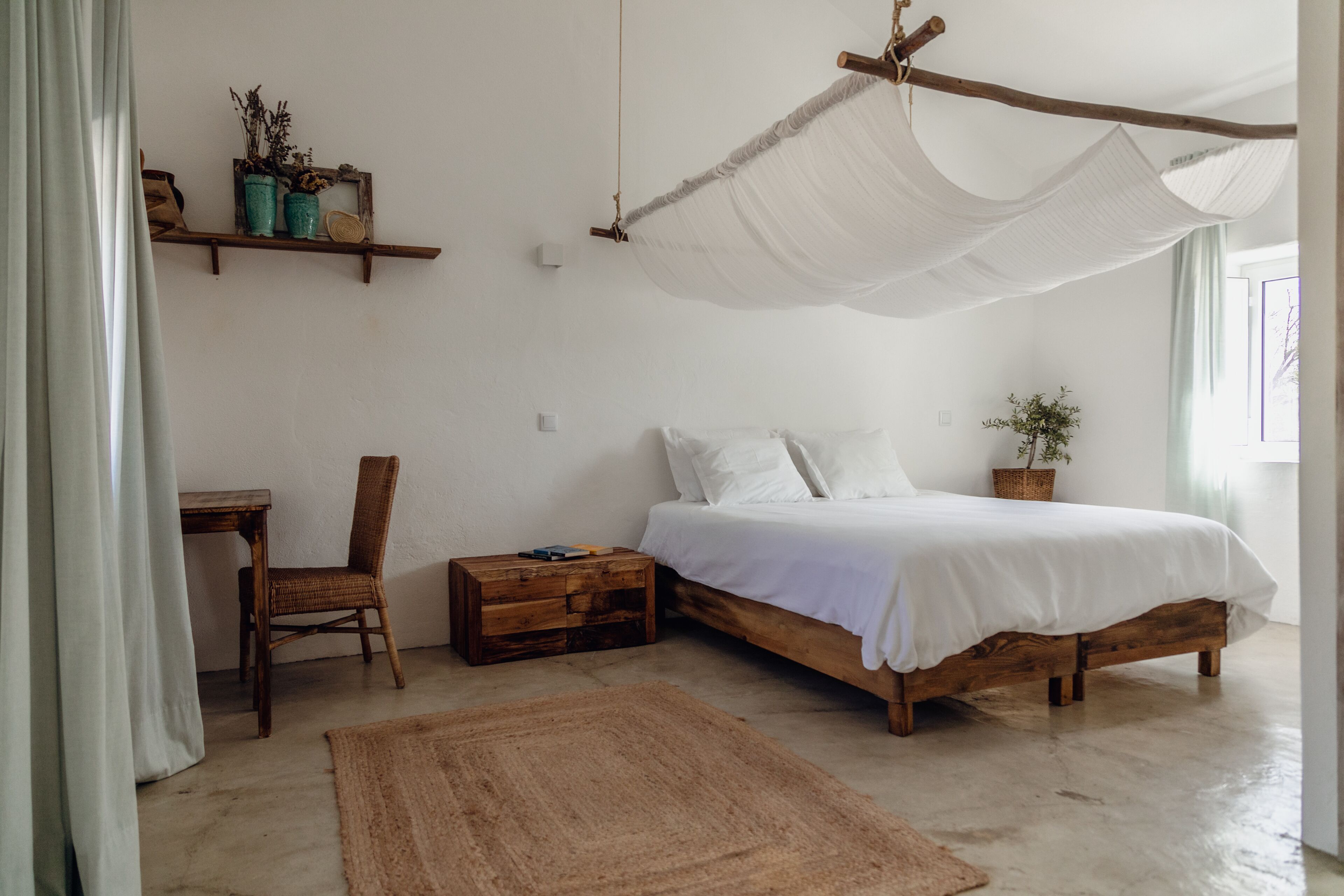 5 habitaciones, escritorio y tabla de planchar con plancha 