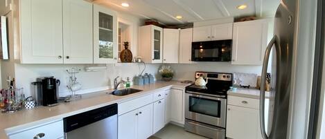 Kylskåp, mikrovågsugn, ugn och spishäll