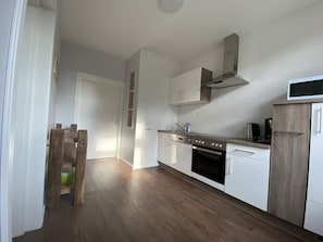 KĂŒhlschrank, Mikrowelle, Ofen, Herdplatte