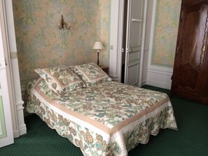 1 bedroom, WiFi, bed sheets - Place Vendome 1 BR and 1 BA - up to 4. Air conditionning (Paris)