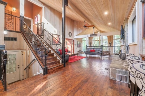 Luxurious Escape-DOUBLE Masters and GOURMET Kitchen with New air conditioning