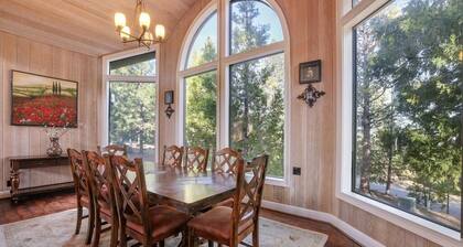 Luxurious Escape-DOUBLE Masters and GOURMET Kitchen with New air conditioning