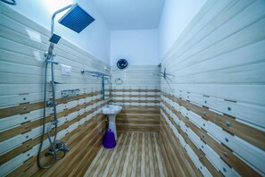 Een douche, een haardroger, handdoeken, zeep