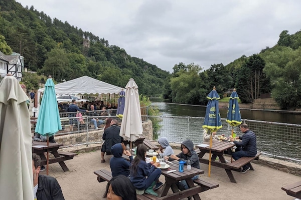 You can dine al fresco by the River Wye at The Saracens Head at Symonds Yat or at the Old Ferrie Inn.