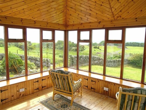 Allanhead Cottage -  a cottage that sleeps 8 guests  in 3 bedrooms