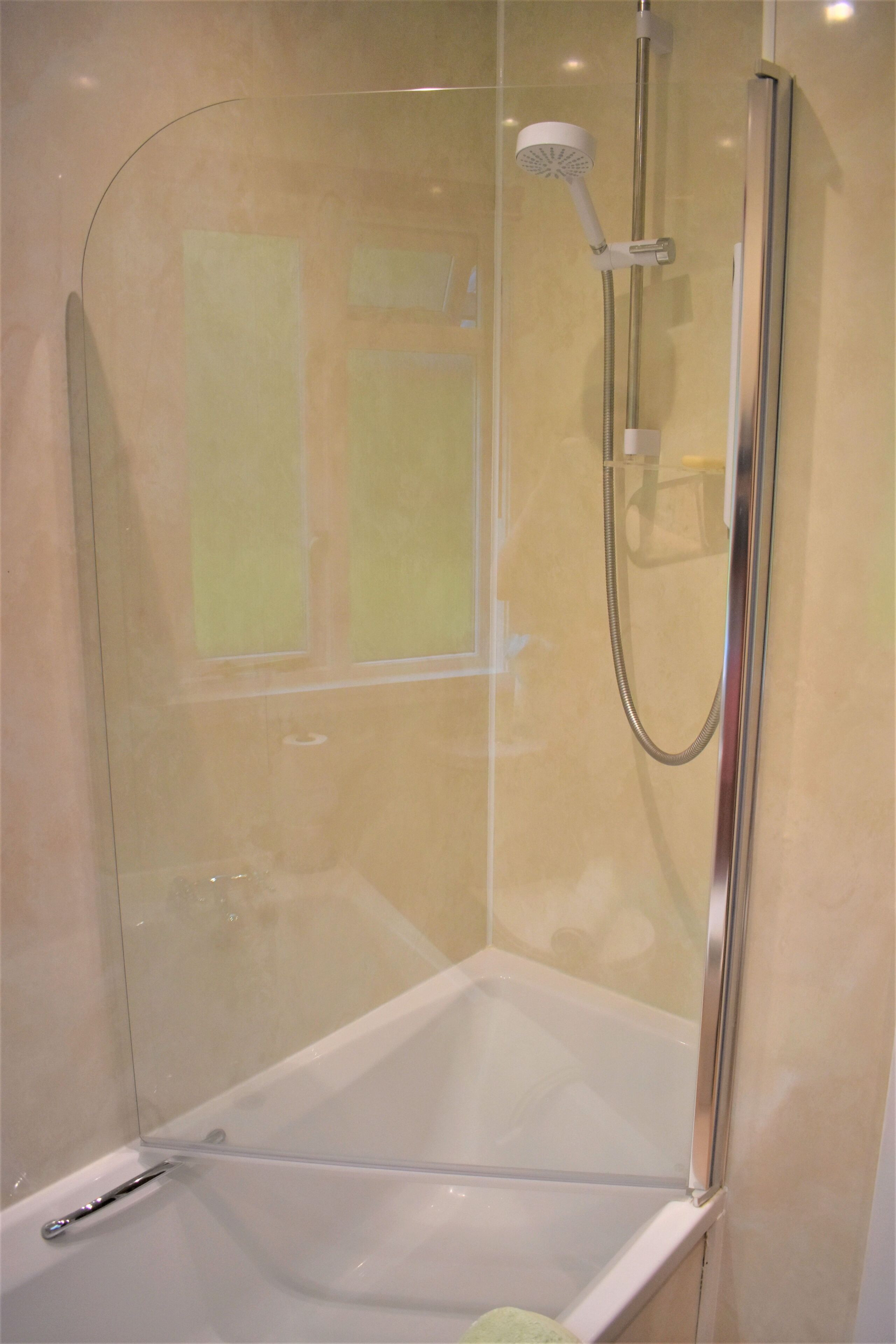 Combined shower/bathtub, towels