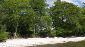 A natural landscape with a sandy beach and a calm body of water. - Camus Slatach - sleeps 4 guests  in 2 bedrooms (Glenfinnan)