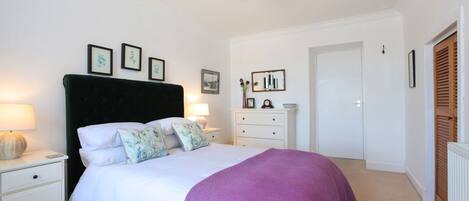 4 bedrooms, WiFi, bed sheets