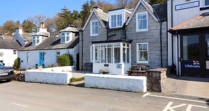 Allonby Cottage - a cottage that sleeps 7 guests in 4 bedrooms