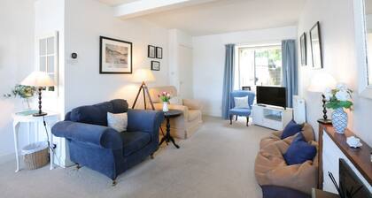 Allonby Cottage - a cottage that sleeps 7 guests in 4 bedrooms