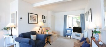 Allonby Cottage - a cottage that sleeps 7 guests in 4 bedrooms
