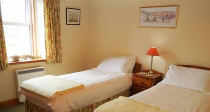 Branta Cottage - a cottage that sleeps 4 guests in 2 bedrooms