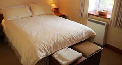 Branta Cottage - a cottage that sleeps 4 guests in 2 bedrooms