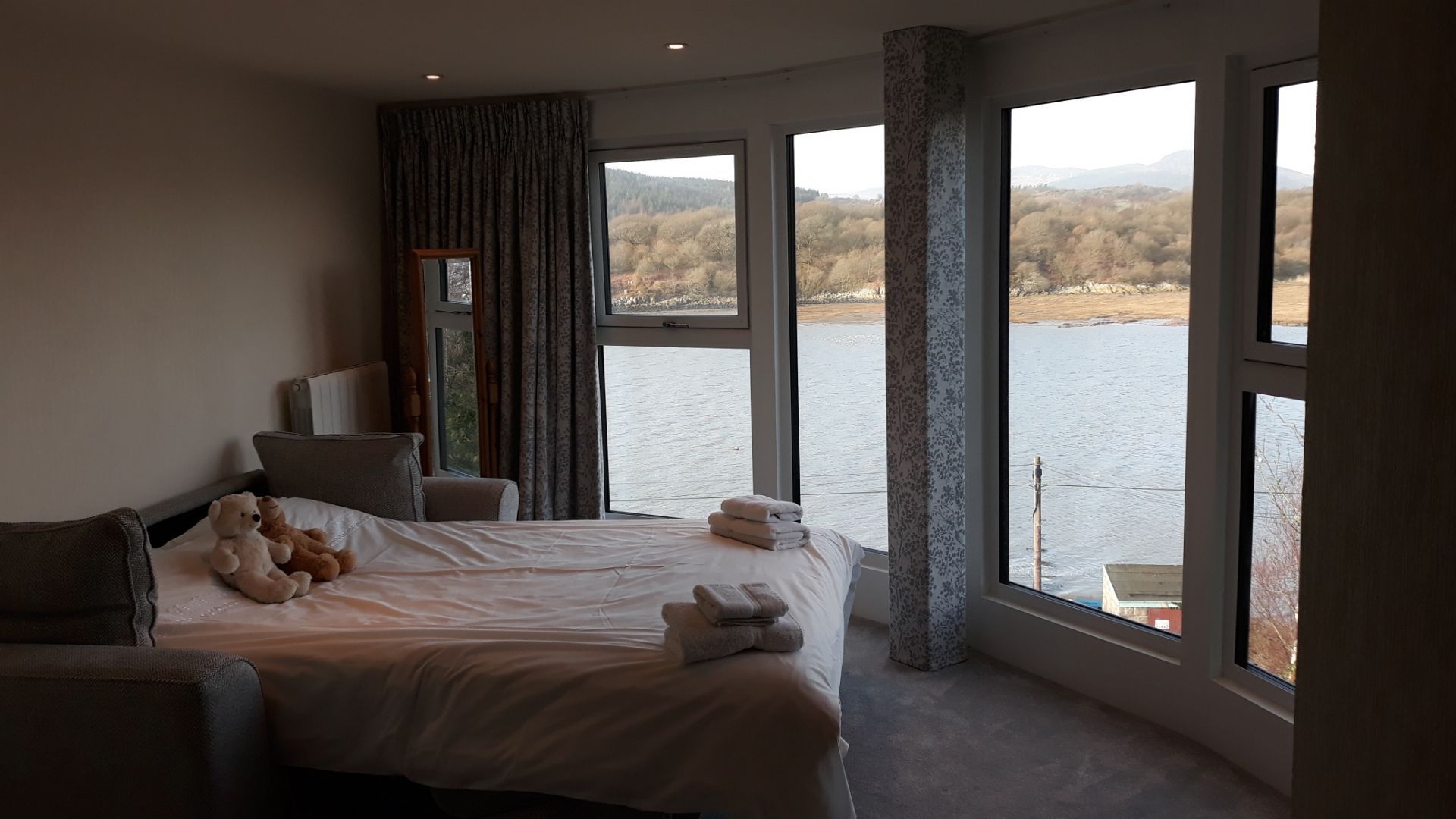 4 bedrooms, internet, bed sheets