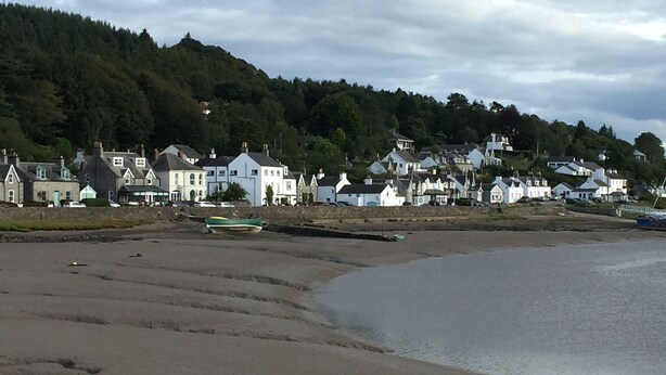 A coastal town with stone walls, a sandy beach, and houses along the shore. - Birchlea -  a lodge that sleeps 6 guests  in 3 bedrooms (Kippford, Dalbeattie)
