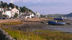 A coastal town with stone walls, boats, and houses by the water. - Birchlea -  a lodge that sleeps 6 guests  in 3 bedrooms (Kippford, Dalbeattie)