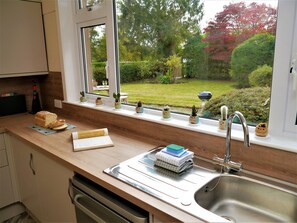 Kühlschrank, Mikrowelle, Geschirrspüler, Hochstuhl