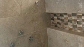 A bathroom with a shower, a window, and a tiled backsplash. - Apartment Trankilo 1 (Progreso)