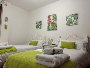 3 habitaciones, tabla de planchar con plancha y cuna de viaje 