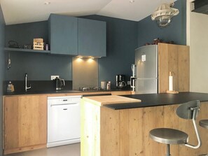 Réfrigérateur, micro-ondes, four, plaque de cuisson