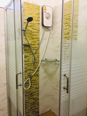 Shower, towels, soap, toilet paper - Thai-scout Home (pran buri)