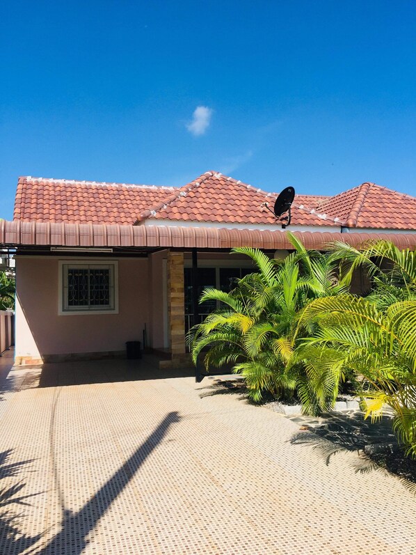 المنشأة من الخارج