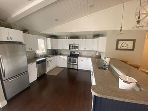 Kjøleskap, mikrobølgeovn, ovn og kokeplater