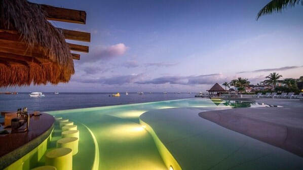 An infinity pool - Modern Studio with Pool & Beach at Cozumel (San Miguel de Cozumel)