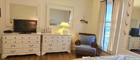 2 bedrooms, travel cot, WiFi, bed sheets