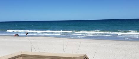 Plage, chaises longues, serviettes de plage
