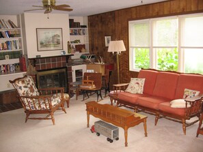 TV, peis, DVD-spiller og bøker