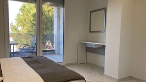 A bedroom with a bed, a desk, and a large window. - Beautiful AqvaVilla in Poreč (Porec)