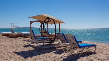 Plage, chaises longues, serviettes de plage