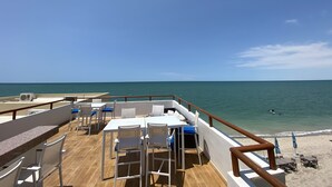 A deck with tables and chairs, overlooking the sea. - Shell Yeah! 🐚 🏝 Paradise 🦀 (Son)