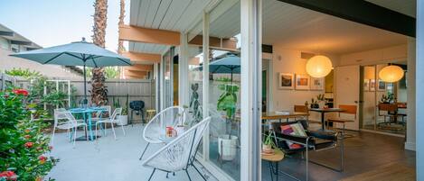 屋外ダイニングエリア